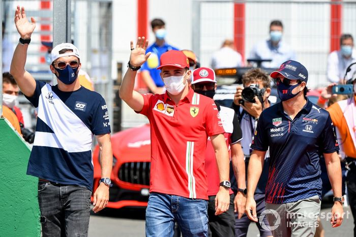 Pierre Gasly, AlphaTauri, Charles Leclerc, Ferrari, Sergio Pérez, Red Bull Racing en el desfile de pilotos