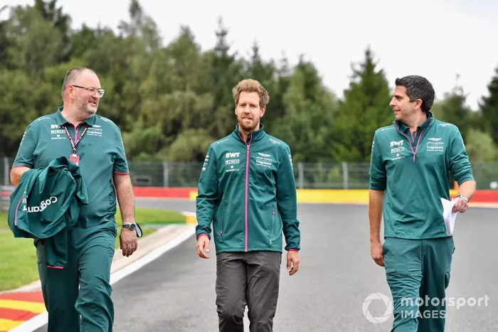 Sebastian Vettel, Aston Martin, recorre la pista con miembros de su equipo