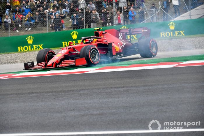 Carlos Sainz Jr, Ferrari SF21, hace un trompo