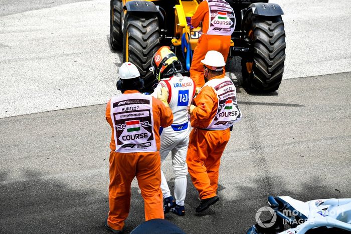 Los oficiales de pista asisten a Mick Schumacher, de Haas F1, tras su accidente en la FP3