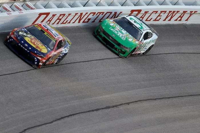 Chase Briscoe, Joe Gibbs Racing Toyota, Todd Gilliland, Front Row Motorsports Ford
