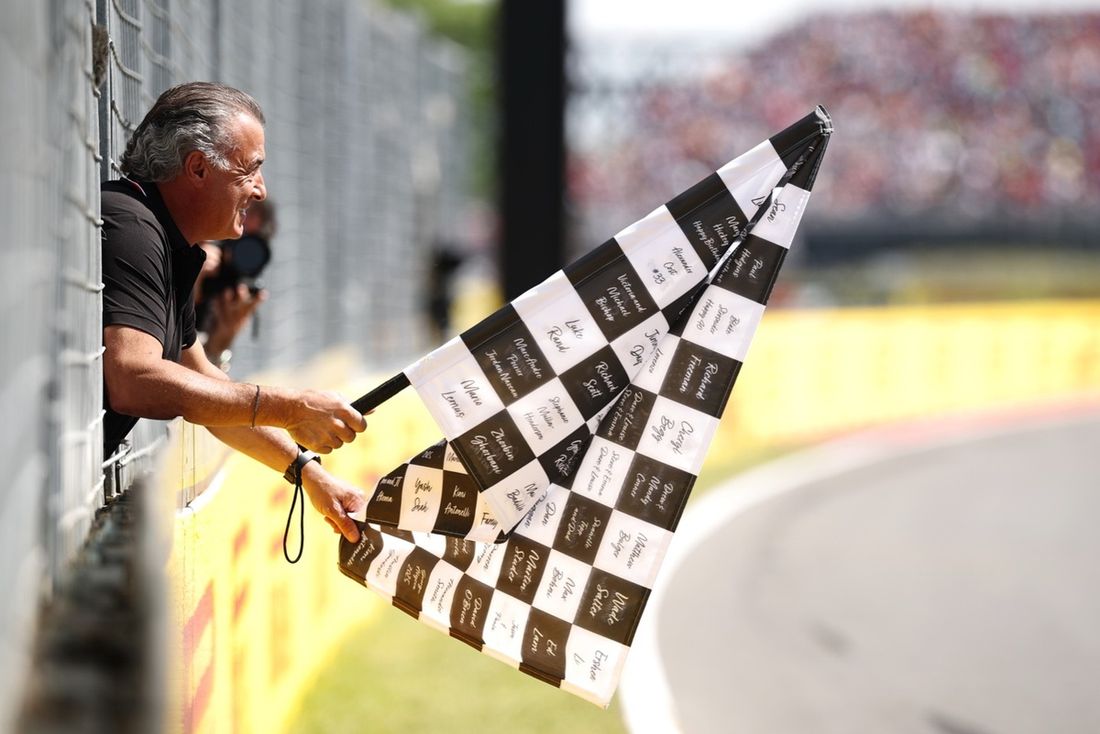 Jean Alesi macha flagą w szachownicę 