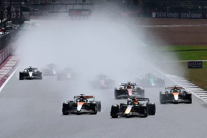 Max Verstappen, Red Bull Racing lidera en la salida