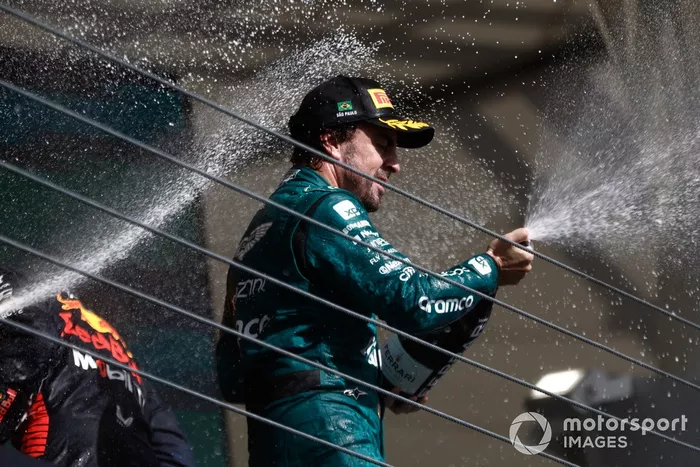 Fernando Alonso, Aston Martin F1 Team, 3ª posición, rocía Champán en el podio