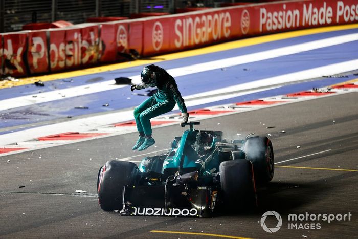 Lance Stroll, Aston Martin AMR23, sale de su coche gravemente dañado tras un accidente al final de la Q1.
