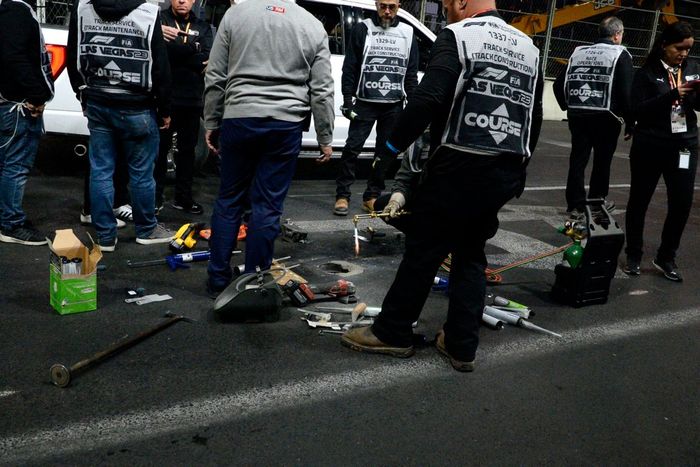 Se trabaja y debate para arreglar las tapas de alcantarilla sueltas en la vía