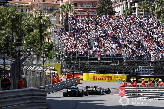 Lewis Hamilton, Mercedes W13 Sebastian Vettel, Aston Martin AMR22