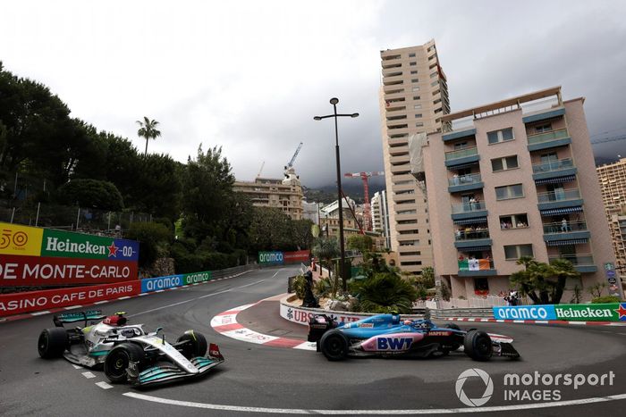 Esteban Ocon, Alpine A522, Lewis Hamilton, Mercedes W13