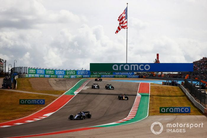 Alex Albon, Williams FW44, Sergio Pérez, Red Bull Racing RB18, Sebastian Vettel, Aston Martin AMR22