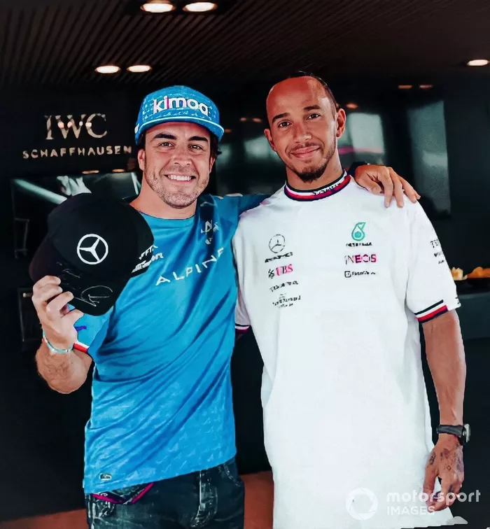 Alonso y Hamilton con la gorra de Mercedes