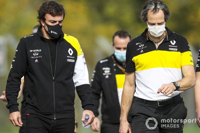 Fernando Alonso, Renault F1 Team recorre la pista con Ciaron Pilbeam, ingeniero jefe de Renault F1 Team