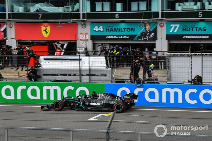 Lewis Hamilton, Mercedes F1 W11, 1ª posición, cruza la línea para el deleite de su equipo