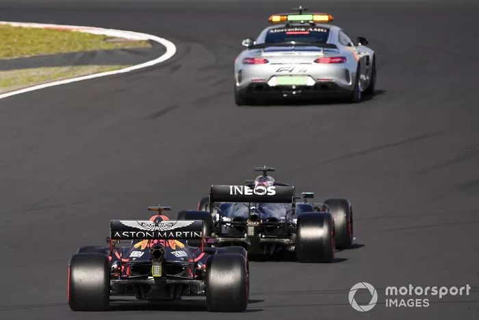 Safety Car lidera a Lewis Hamilton, Mercedes F1 W11, Max Verstappen, Red Bull Racing RB16 