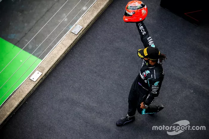Podio: ganador Lewis Hamilton, Mercedes-AMG Petronas F1, con el casco de Michael Schumacher de 20212