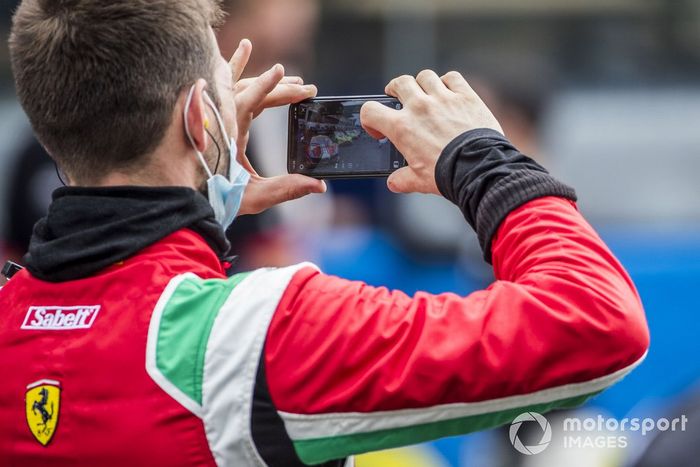 El mecánico de Ferrari toma una foto en la parrilla 