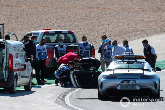 Michael Masi, Director de Carrera y la FIA arreglan una alcantarilla
