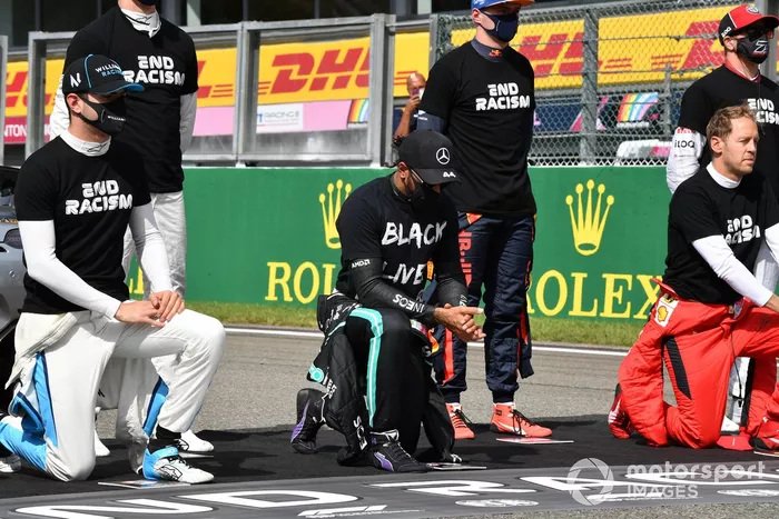 Nicholas Latifi, Williams Racing, Lewis Hamilton, Mercedes-AMG F1, Sebastian Vettel, Ferrari y los demás pilotos se ponen de pie y se arrodillan en apoyo de la Campaña para el Fin del Racismo