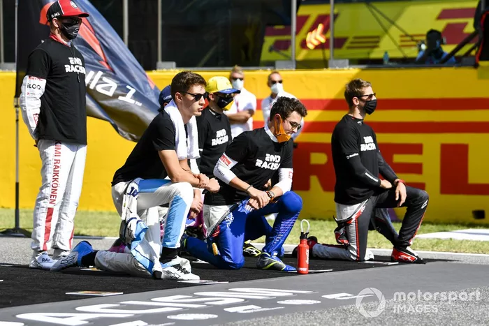 Kimi Raikkonen, Alfa Romeo, George Russell, Williams Racing, Lando Norris, McLaren, Romain Grosjean, Haas F1, en apoyo de la campaña para el fin del racismo