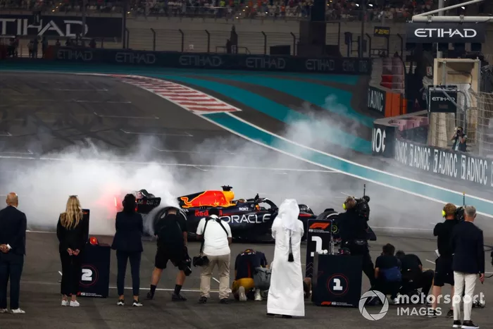 Max Verstappen, Red Bull Racing RB19, 1ª posición, realiza donuts al final de la carrera.