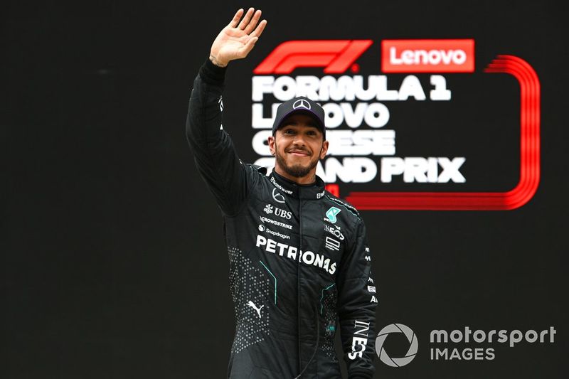 Lewis Hamilton, Mercedes-AMG F1 Team, 2° posizione, saluta i fan dopo la volata