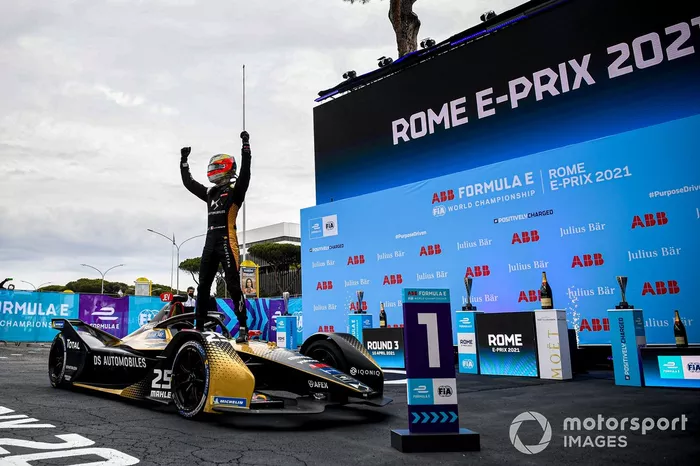 El ganador de la carrera Jean-Eric Vergne, DS Techeetah, en parc ferme