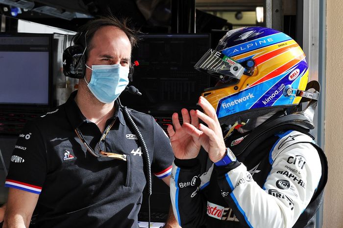 Karel Loos, ingeniero de carrera de Alpine F1, y Fernando Alonso, Alpine F1