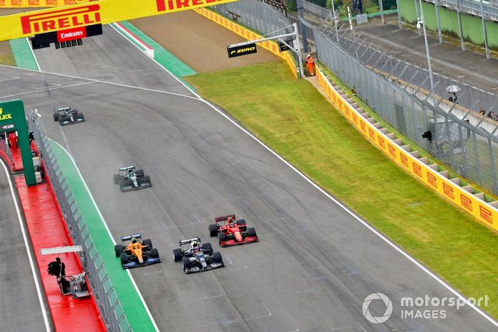 Salida Pierre Gasly, AlphaTauri AT02, Lando Norris, McLaren MCL35M, Carlos Sainz Jr., Ferrari SF21