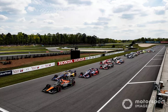 Salida: Patricio O'Ward, Arrow McLaren SP Chevrolet, Alexander Rossi, Andretti Autosport Honda, Alex Palou, Chip Ganassi Racing Honda, Will Power, Team Penske Chevrolet