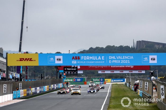Safety Car al frente de Antonio Felix Da Costa, DS Techeetah, DS E-Tense FE21, Maximilian Gunther, BMW i Andretti Motorsport, BMW iFE.21 al inicio de la carrera