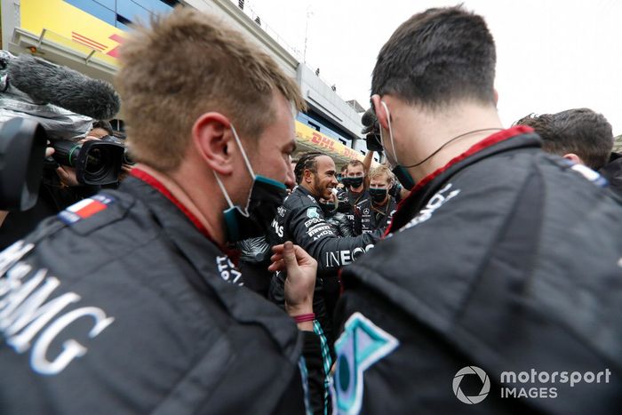 Ganador y campeón mundial Lewis Hamilton, Mercedes-AMG F1, celebra con el equipo Mercedes