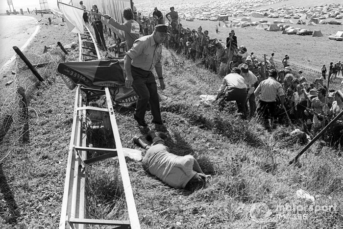 Mark Donohue, Penske Racing Cars March 751,sufrió un accidente masivo después de un fallo de neumático en la curva de Hella Licht durante la práctica