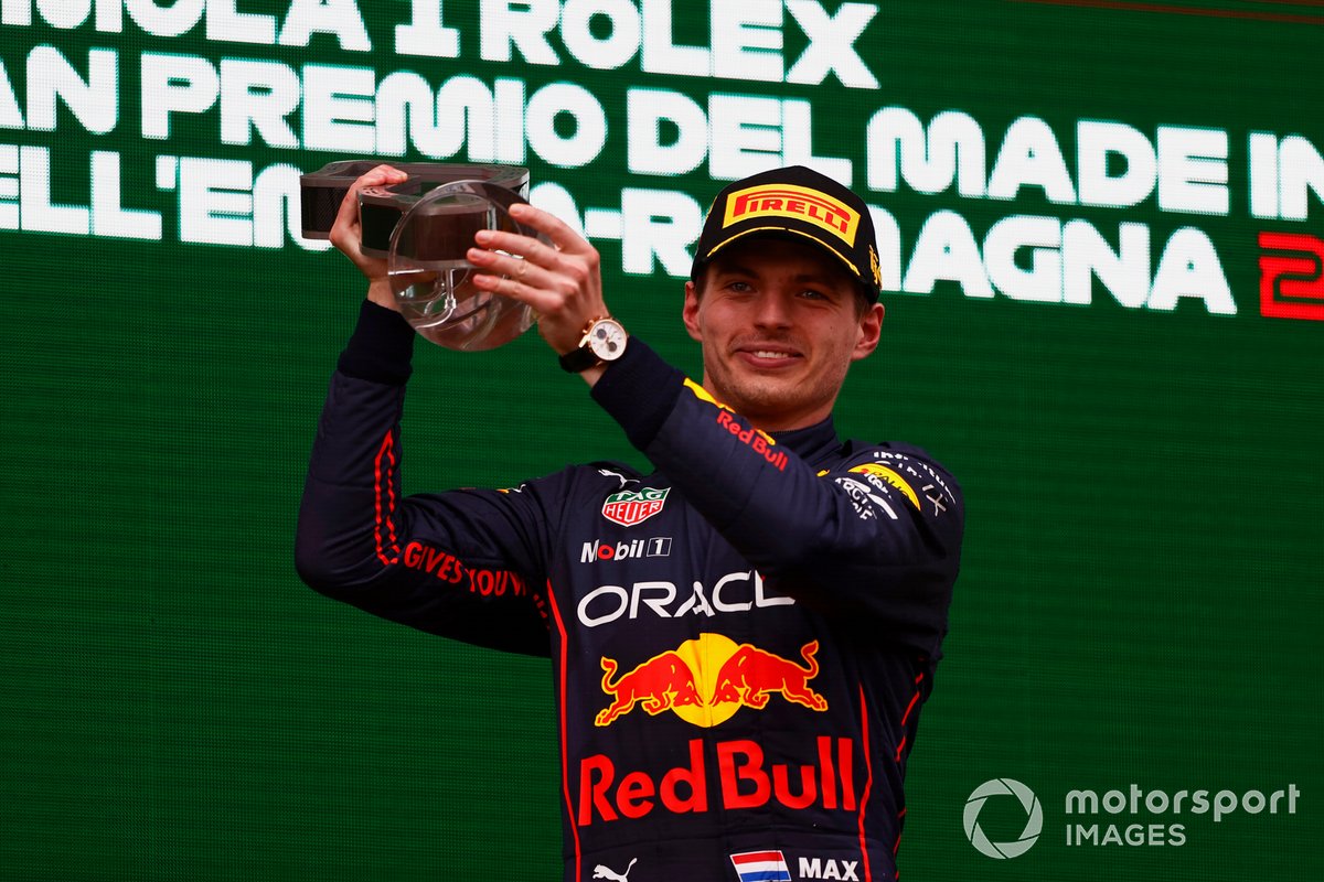 Max Verstappen, Red Bull Racing, levanta su trofeo en el podio de Imola.