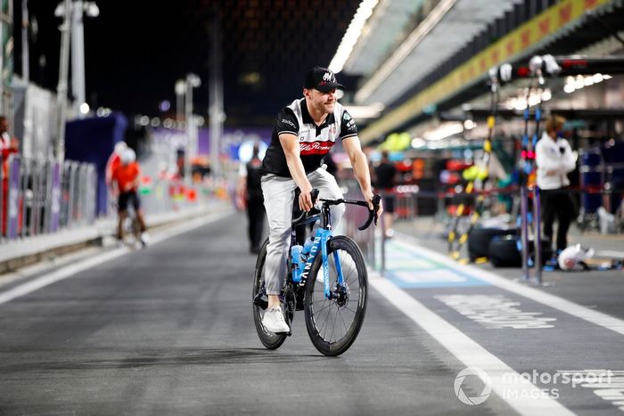 Valtteri Bottas, del equipo Alfa Romeo F1, recorre la pista en bicicleta