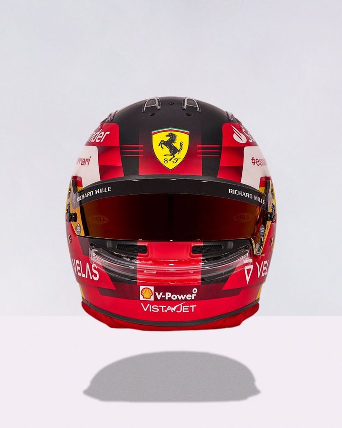 Casco de Carlos Sainz para la F1 2022
