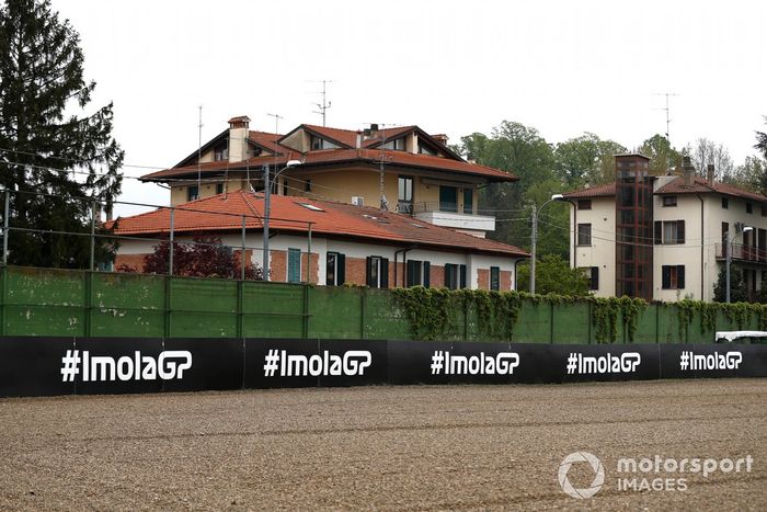 Casas en el exterior de la pista de Imola