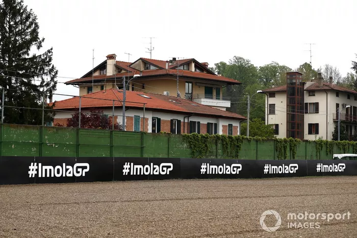 Casas en el exterior de la pista de Imola