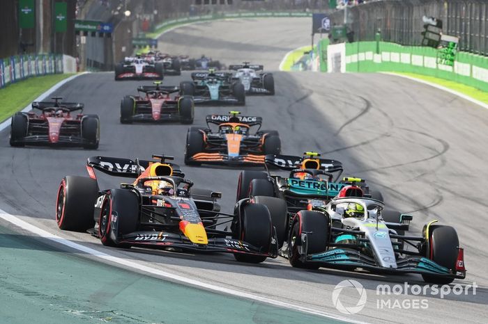 Max Verstappen, Red Bull Racing RB18, lucha con Lewis Hamilton, Mercedes W13