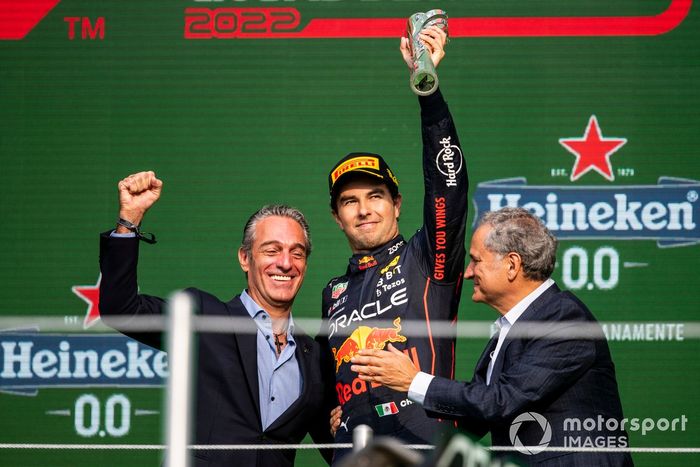 Podio: Carlos Slim Jr y tercer lugar Sergio Pérez, Red Bull Racing
