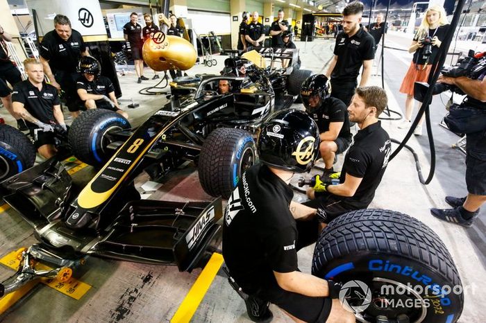 Romain Grosjean, Haas F1 Team, utiliza una pistola de ruedas frente a Kevin Magnussen, Haas F1 Team