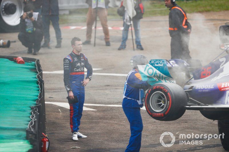 Los oficiales retiran el coche de Daniil Kvyat, Toro Rosso STR14, después de que sufra problemas de motor.