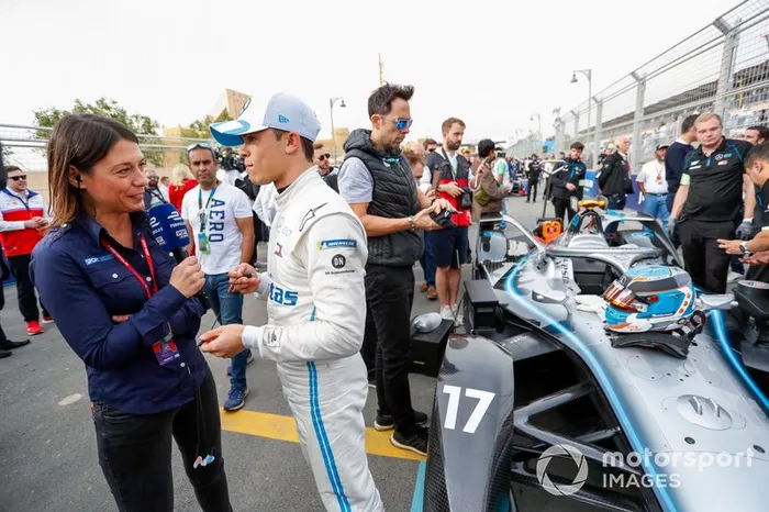 Nyck De Vries, Mercedes Benz EQ, EQ Silver Arrow 01, parla con una giornalista
