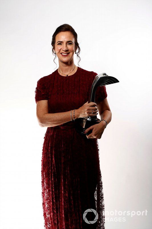 Catherine Bond Muir cde W Series con el premio Pionera e Innovadora