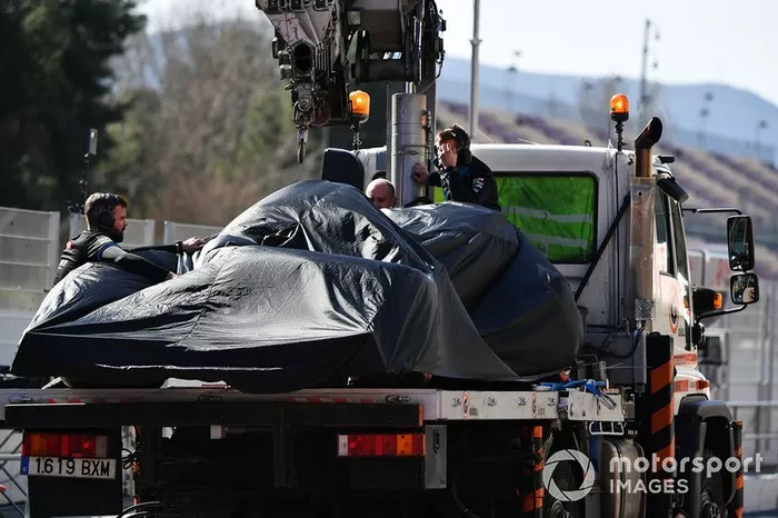 El monoplaza de Nicholas Latifi Williams FW43 es recuperado en los fosos de la parte trasera de una grúa