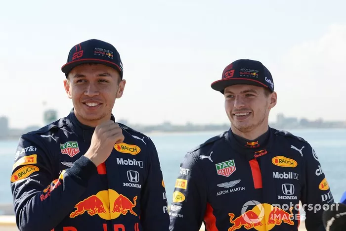 Para 2020, a Red Bull manteve suas duplas de pilotos da temporada passada: Max Verstappen e Alexander Albon continuam com a Red Bull...