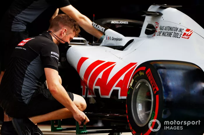 Un mecánico de Haas trabajando en el monoplaza de Romain Grosjean Haas VF-20 