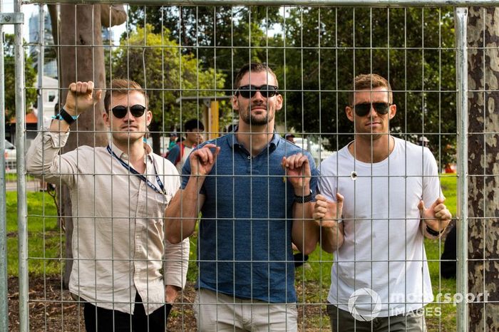 Aficionados sin poder entrar