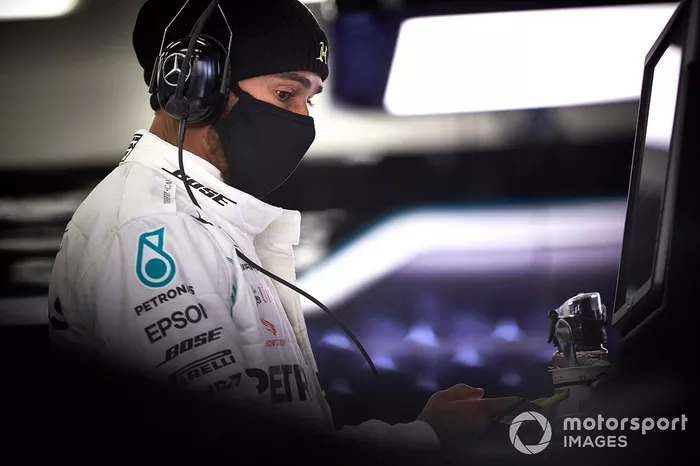 Lewis Hamilton con mascarilla