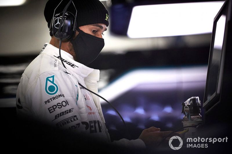 Lewis Hamilton con mascarilla