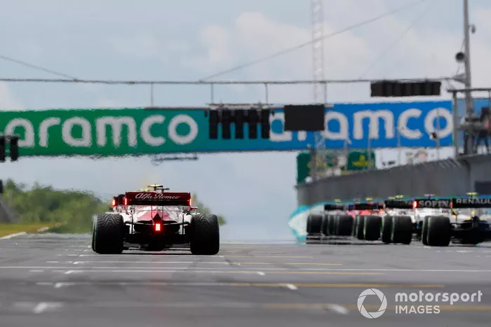 Los pilotos esperan las luces para la arrancada