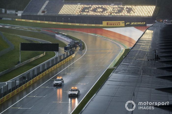 El Safety Car y el coche médico, en lluvia